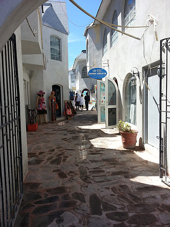 Walkway between buildings, Downtown Nassau
